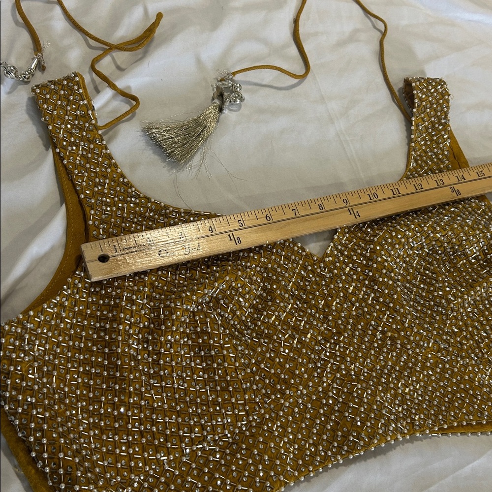 Lehenga charnyia choli yellow indian wedding wear gold. Net Duppatta
Pearls S. L - Picture 9 of 17